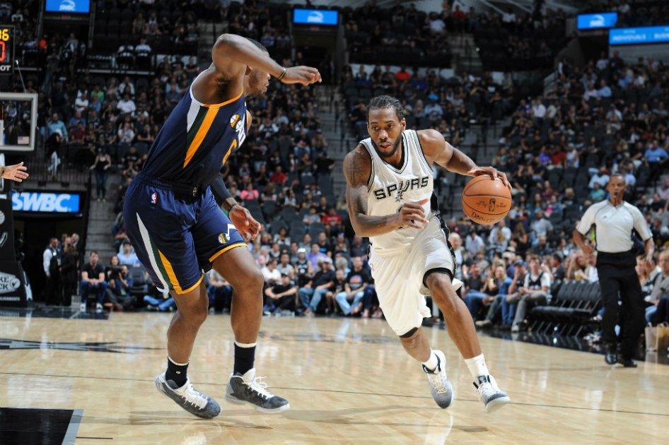 Kawhi Leonard de los Spurs de San Antonio durante el partido ante el Jazz de Utah. Foto: AFP