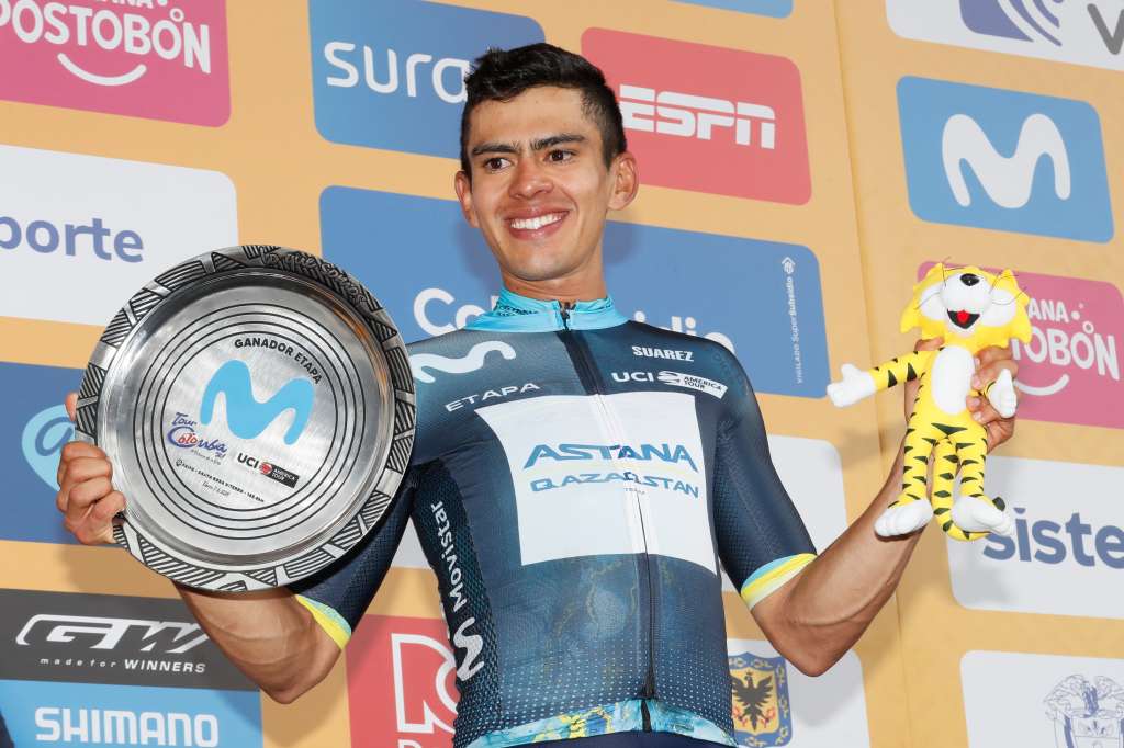 AMDEP6572. SANTA ROSA DE VITERBO (COLOMBIA), 07/02/2024.- El corredor colombiano Harold Tejada de Astana Qazaqstan posa en el podio luego de ganar la segunda etapa de la carrera ciclística Tour Colombia 2024 hoy, entre Paipa y Santa Rosa de Viterbo (Colombia). EFE Carlos Ortega