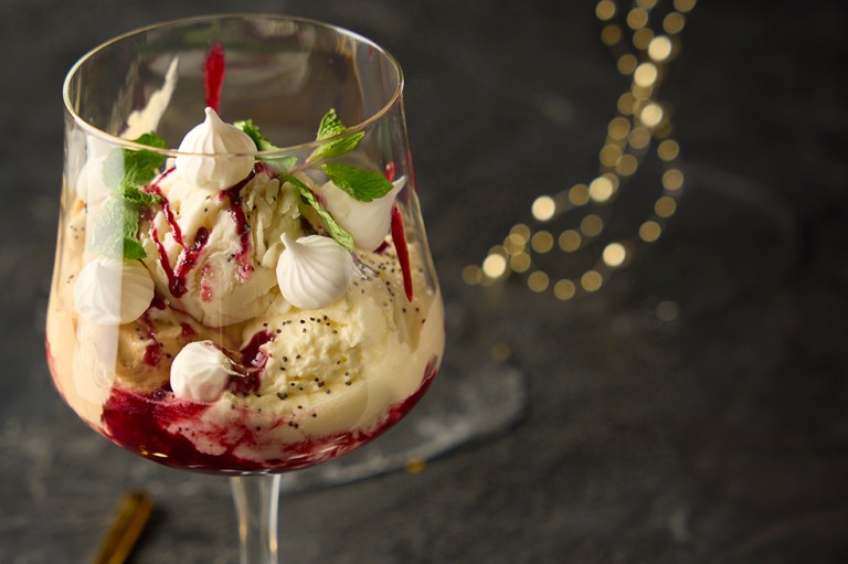 ¡Un postre para fin de año! Copa de jalea de frutos rojos en arequipe y chantilly