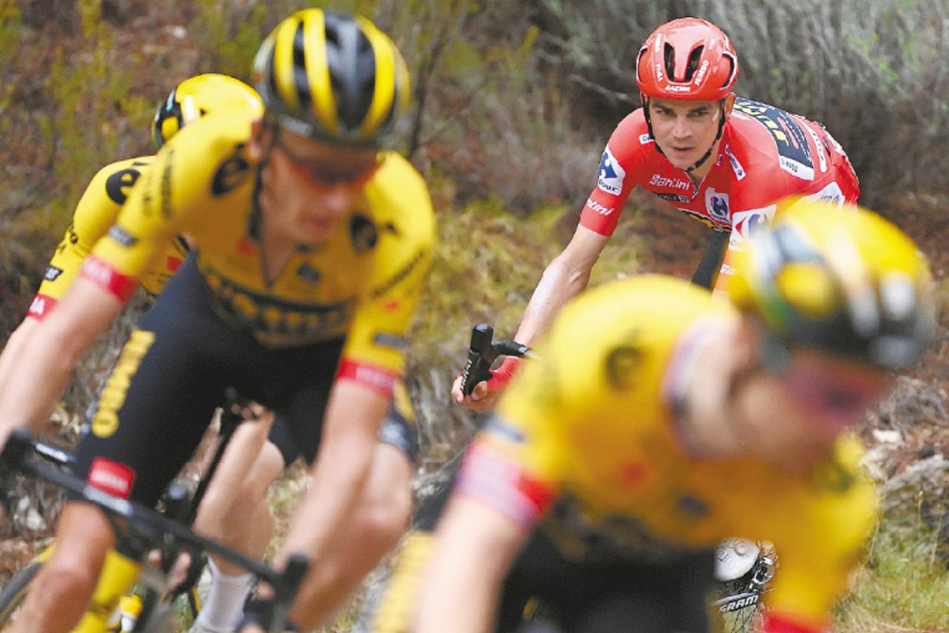 Tras varios años como gregario en un Jumbo-Visma lleno de figuras, Sepp Kuss (rojo) es protagonista de una gran vuelta.