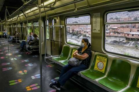 ¿Cómo cuidarse del COVID-19 en el transporte público? Académicos responden