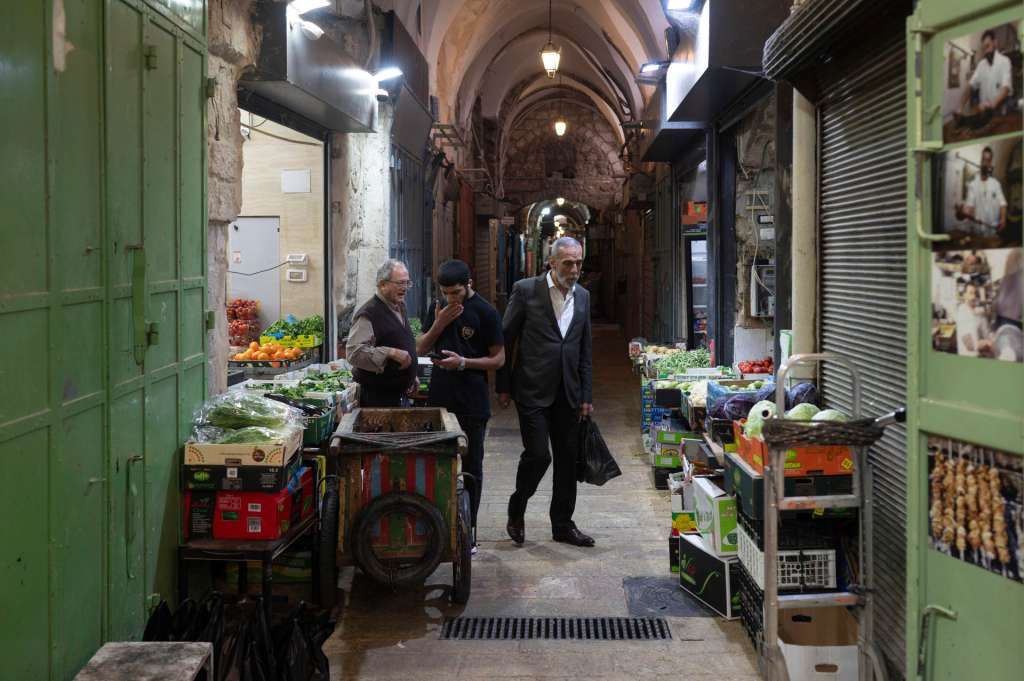 JERUSALÉN, 10/04/2025.- A pocos días de que empiece la Semana Santa, las calles de la Ciudad Vieja de Jerusalén siguen prácticamente vacías de peregrinos, con algunas excepciones aquí y allá que apenas consiguen aliviar el sufrimiento de los vendedores de recuerdos, que llevan cinco años saltando de crisis en crisis. EFE/ Magda Gibelli