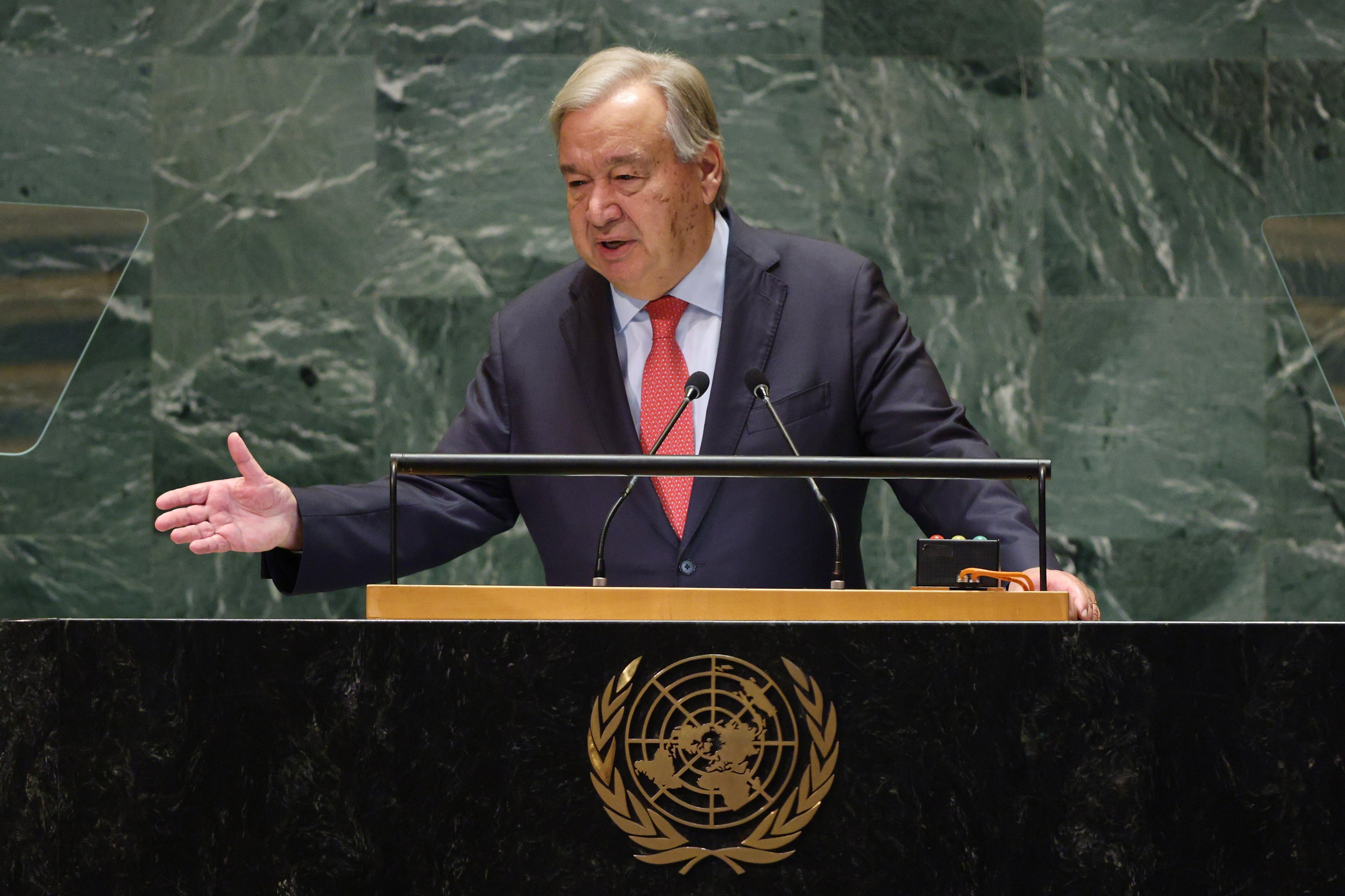 New York (United States), 24/09/2024.- United Nations (UN) Secretary-General Antonio Guterres gestures as he speaks during the General Debate of the 79th session of the United Nations General Assembly at United Nations Headquarters in New York, New York, USA, 24 September 2024. The annual high-level General Debate gathers world leaders from 24 to 28 September, and 30 September under the theme, 'Leaving no one behind: acting together for the advancement of peace, sustainable development and human dignity for present and future generations'. (Nueva York) EFE/EPA/JUSTIN LANE