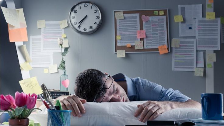 Recuerda que la clave para combatir el sueño en la oficina es la constancia. Aplica estos trucos de manera regular y verás cómo tu productividad y energía mejoran notablemente.