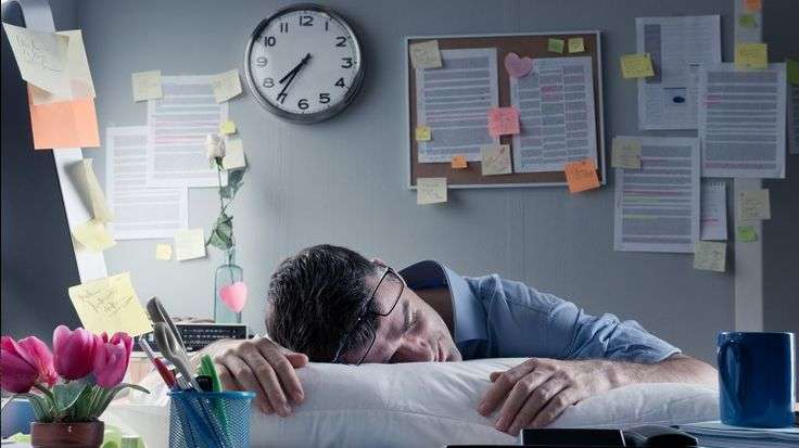 Recuerda que la clave para combatir el sueño en la oficina es la constancia. Aplica estos trucos de manera regular y verás cómo tu productividad y energía mejoran notablemente.