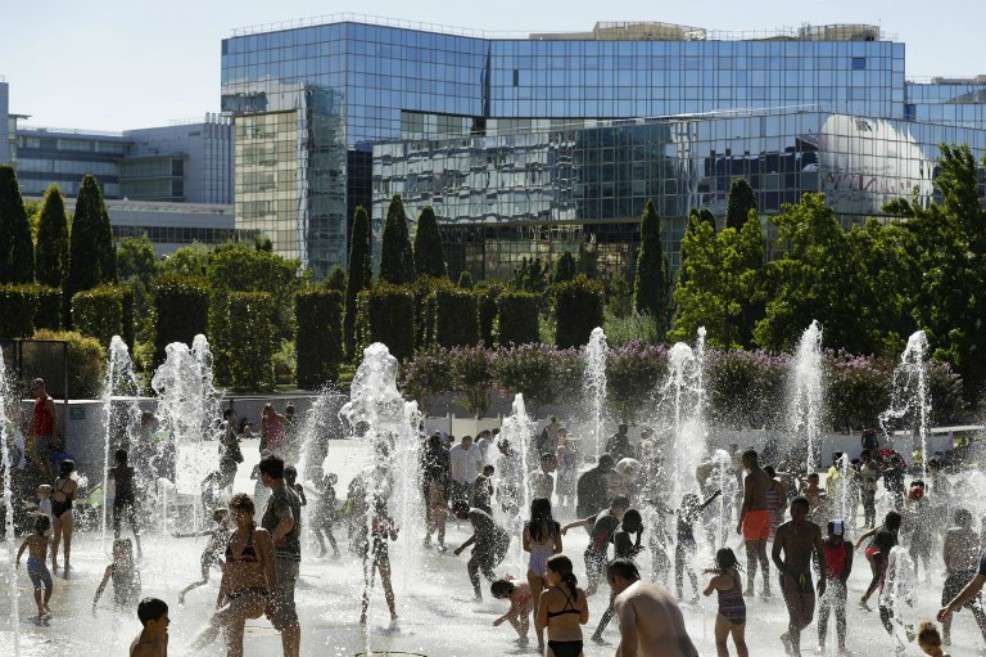 Personas refrescándose en el Parc Andre Citroen en París, Francia. / AFP