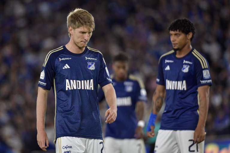 Andrés Llinás (izq) y Juan Carlos Pereira se lamentan tras la derrota de Millonarios a manos del Atlético Bucaramanga.