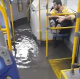 Video: Bus del SITP se inundó con pasajeros a bordo