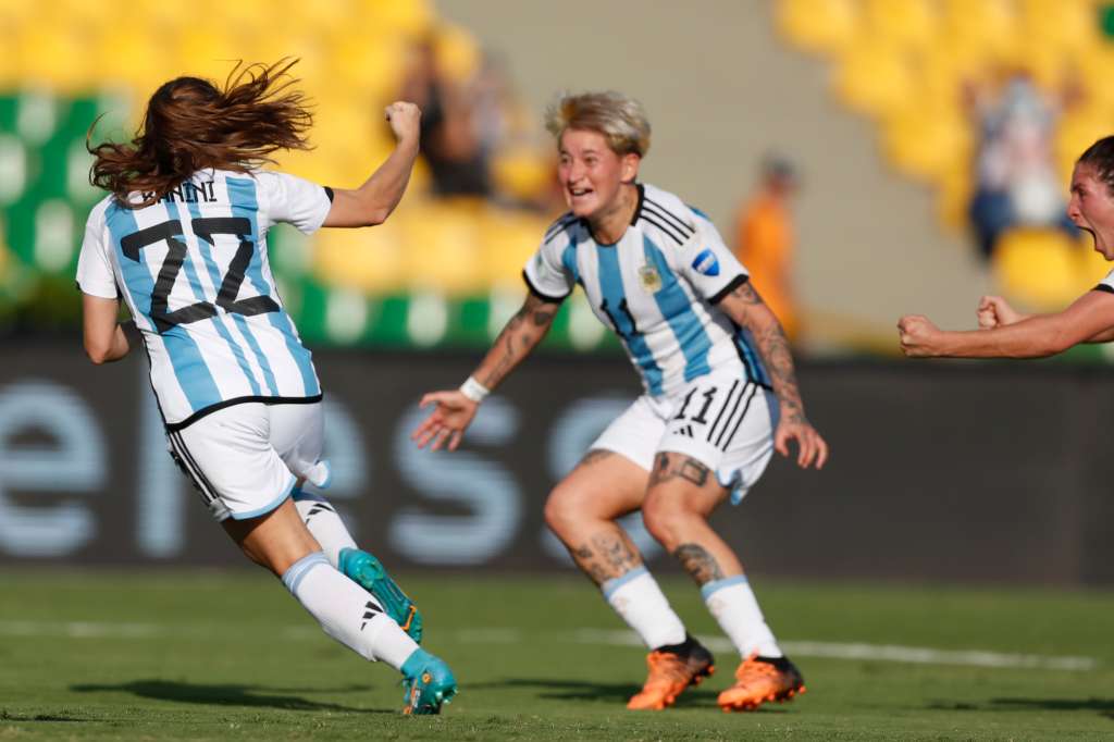 AMDEP3330. ARMENIA (COLOMBIA), 15/07/2022.- Estefanía Banini (i) de Argentina celebra un gol ante Uruguay hoy, en un partido del grupo B de la Copa América Femenina en el estadio Centenario en Armenia (Colombia). EFE/Ernesto Guzmán Jr.