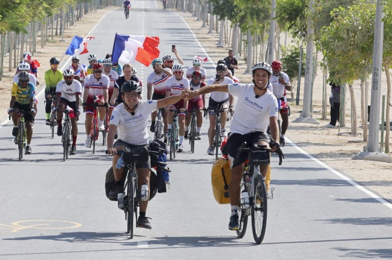 Fotos: llegan a Doha los hinchas que partieron en bicicleta desde Francia