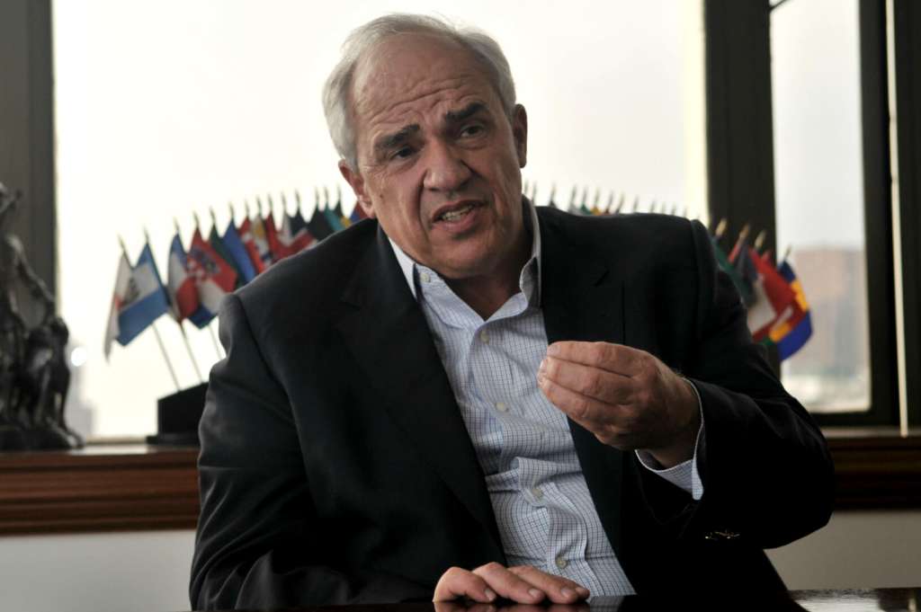 El expresidente Ernesto Samper condenó el viaje del fiscal Francisco Barbosa a Ecuador para entregar las pruebas de un supuesto vínculo del Eln con Andrés Arauz.