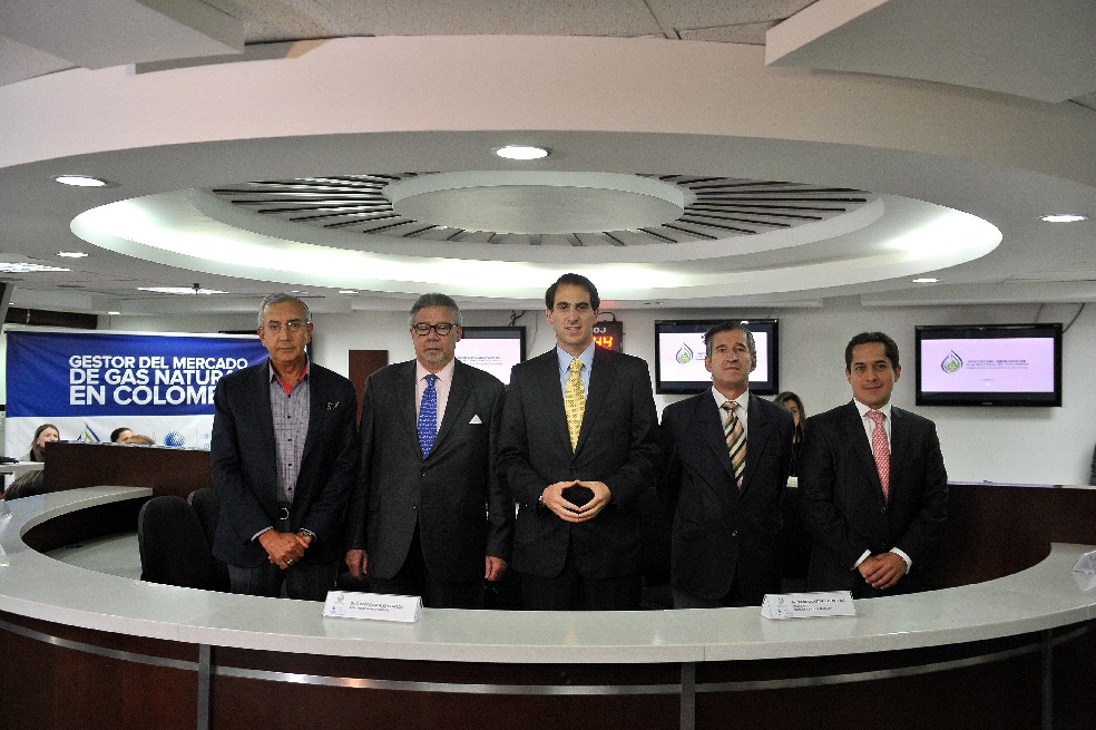 De izquierda a derecha: Francisco Estupiñán, presidente BMC; Rafael Mejía, presidente SAC; Tomás González, ministro de Minas y Energía; Jorge Pinto, director ejecutivo CREG, y Carlos Erazo, viceministro de Energía. /Gustavo Torrijos - El Espectador