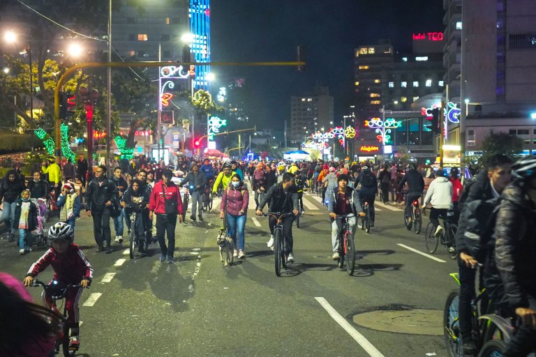 Ciclovía nocturna navideña hoy en Bogotá: horarios, rutas y desvíos