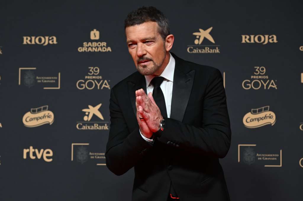 GRANADA, 08/02/2025.- El actor, director y productor Antonio Banderas posa en la alfombra roja de la 39 edición de los Premios Goya de la Academia de Cine que se celebra este sábado en el Palacio de Congresos y Exposiciones de Granada. EFE/Miguel Ángel Molina.