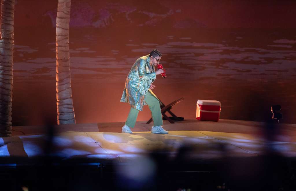 MEX2792. CIUDAD DE MEXICO (MÉXICO), 21/12/2022.- Fotografía de archivo del 9 de diciembre de 2022, donde se observa al cantante Bad Bunny, durante un concierto celebrado en el Estadio Azteca, en la Ciudad de México (México). Sin lugar a dudas, 2022 ha sido en México -y en muchos países del mundo- el año de Bad Bunny. Aunque su álbum “Un verano sin ti” salió a mediados de año, el tiempo fue suficiente para que sus canciones copasen las listas de éxitos en México, pero también las discotecas, las fiestas y el día a día de los mexicanos. EFE/ Isaac Esquivel