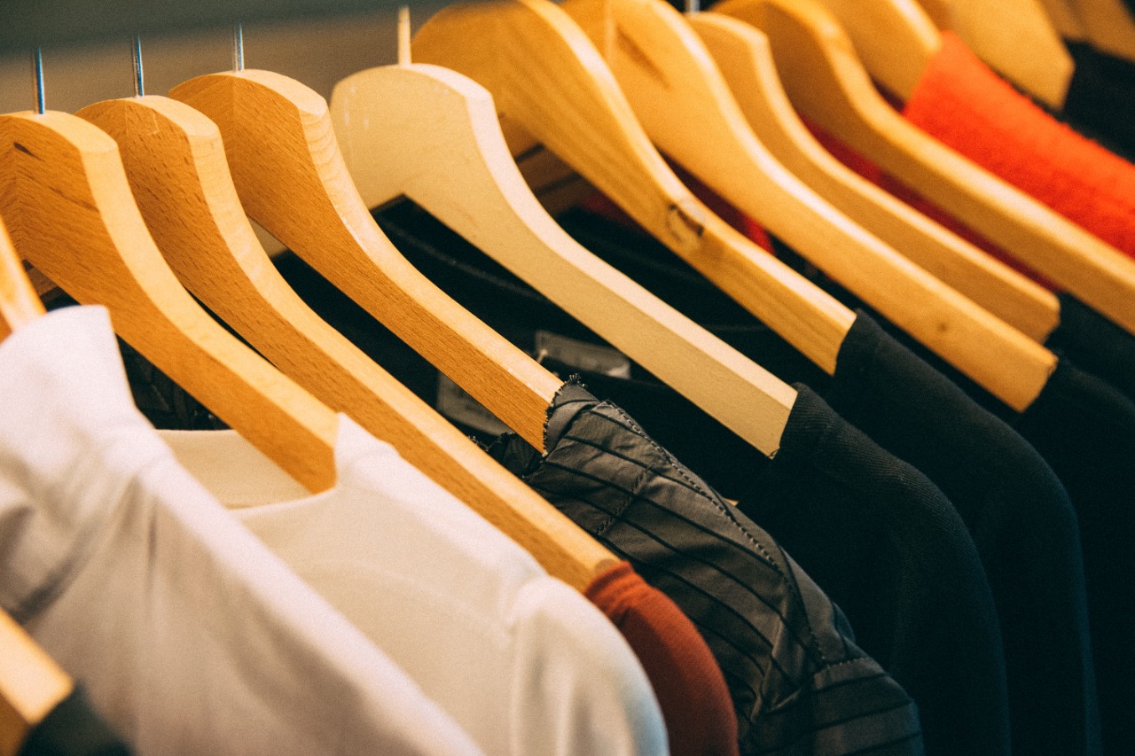 Ropa usada: una moda que lleva cinco décadas en la Plaza España, en Bogotá