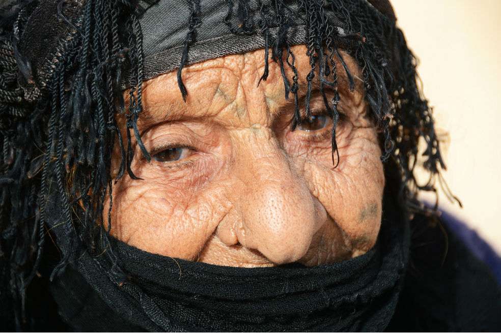 Una mujer desplazada, originaria de Baiji, es vista a las afueras de un campo de refugiados. / AFP