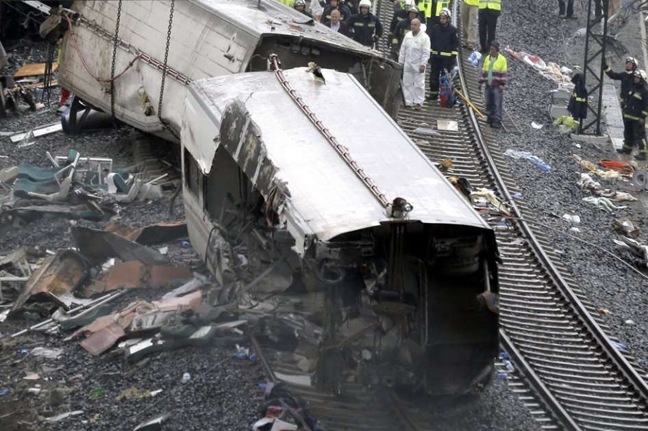 Los servicios de emergencia trabajan junto a las vías tras el accidente del tren Alvia que cubría la ruta entre Madrid y Ferrol./ EFE