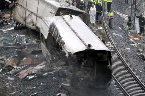 Exceso de velocidad sería causa de descarrilamiento de tren en España