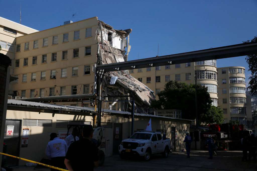 AME8179. CALI (COLOMBIA), 11/08/2026.- Fotografía que muestra un edificio afectado del Hospital Universitario del Valle del Cauca este martes, en Cali (Colombia). Colombia concentró sus esfuerzos en la búsqueda de supervivientes, la atención a los damnificados y la evaluación de los daños tras el terremoto de magnitud 7,4 que sacudió el lunes varias regiones del país y que ha causado hasta el momento centenares de muertos y miles de viviendas afectadas. EFE/ Ernesto Guzmán Jr