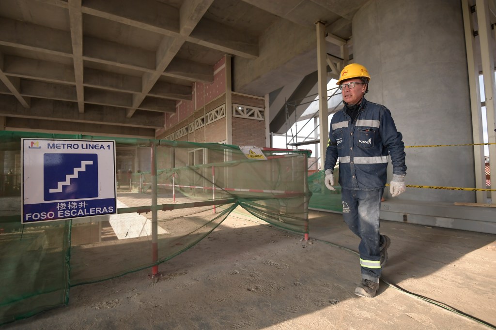 Instalaciones y obras en la estación 1 de la línea 1 del Metro de Bogotá, ubicada en la Avenida Villavicencio entre las carreras 94 y 93.