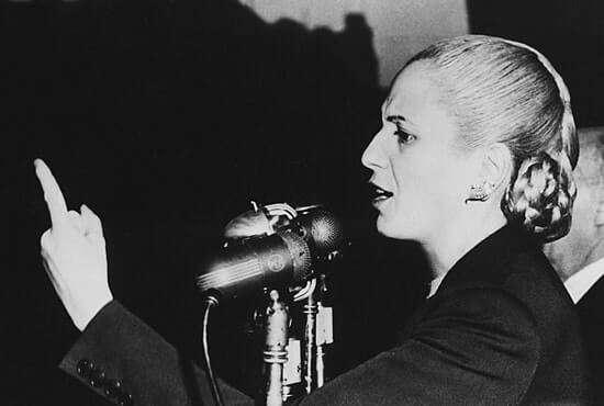 Eva Duarte de Perón, en uno de sus tantos discursos para "los descamisados", como llamaba a la gente del pueblo que la idolatraba. / Cortesía