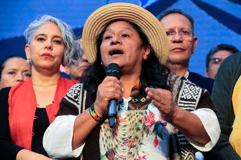 AME3078. BOGOTÁ (COLOMBIA), 11/03/2026.- La líder indígena Aida Quilcué, formula vicepresidencial del candidato a la Presidencia de Colombia Iván Cepeda, habla durante la inscripción de su candidatura este miércoles, en Bogotá (Colombia). Cepeda aseguró que buscará ganar las elecciones en la primera vuelta que se celebrará el próximo 31 de mayo. EFE/ Carlos Ortega