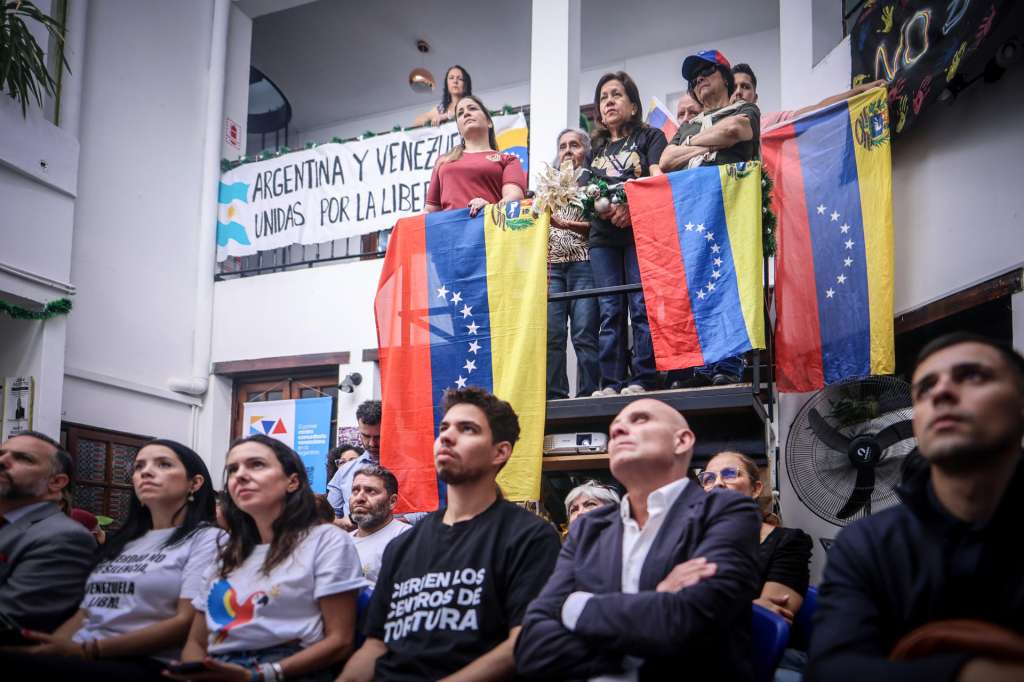 AME7177. BUENOS AIRES (ARGENTINA), 10/12/2025.- Venezolanos residentes en Argentina se reúnen a ver la transmisión de la ceremonia de entrega del Premio Nobel de la Paz a la líder opositora venezolana, María Corina Machado, este miércoles en el Centro Venezolano Argentino - Araguaney, en Buenos Aires (Argentina). EFE/ Juan Ignacio Roncoroni