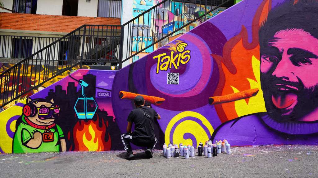 El “parche” Takis en el graffiti tour de la Comuna 13 de Medellín.