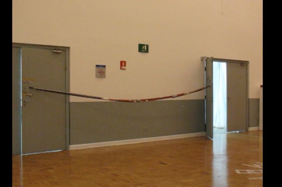 "Puertas para São Paulo". Instalación: Puertas, varas de madera y metálicas, alambre metálico y cintas, 2011. / Foto: Archivo Juan Rodríguez Varón.