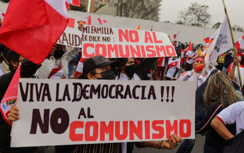 En medio de las protestas por supuesto fraude electoral en Perú y contra la ajustada victoria del candidato Pedro Castillo -a falta de la decisión final de los jurados electorales-, los seguidores de Fujimori, acompañados por la política en persona, salieron con estos símbolos y antorchas a marchar.