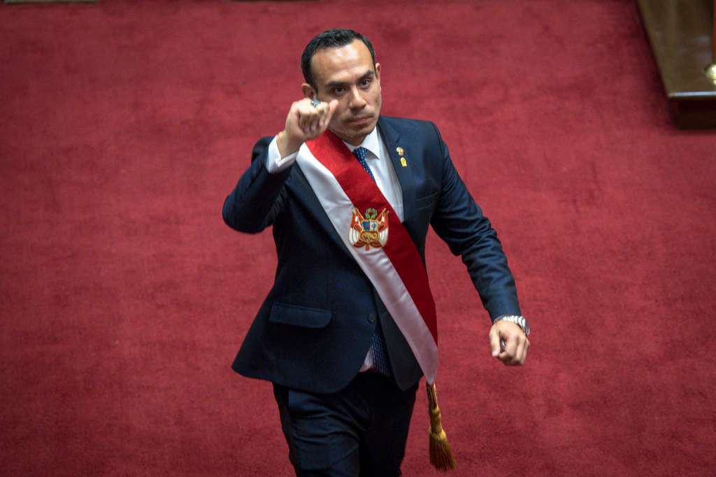 LIMA (PERÚ), 10/10/2025.- El presidente interino de Perú, José Jerí Oré tras jurar su cargo ante el Pleno del Congreso este jueves en Lima, (Perú). Jerí, prometió este viernes en su primer discurso en el cargo empezar a construir las bases de la reconciliación del país, que atraviesa "una crisis constante que parece no tener fin", tras haber destituido minutos antes a la presidenta Dina Boluarte de manera exprés y abrupta. EFE/ John Reyes Mejía