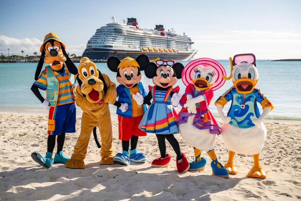 Mickey Mouse, Minnie Mouse y sus amigos favoritos reciben a los visitantes en Disney Castaway Cay con ropa de playa que celebra el ambiente divertido, colorido y natural de este oasis tropical