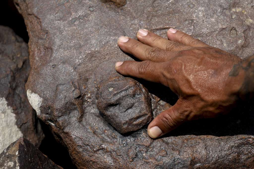 Imagen de los rostros tallados encontrados en las rocas que dejó al descubierto la sequía.