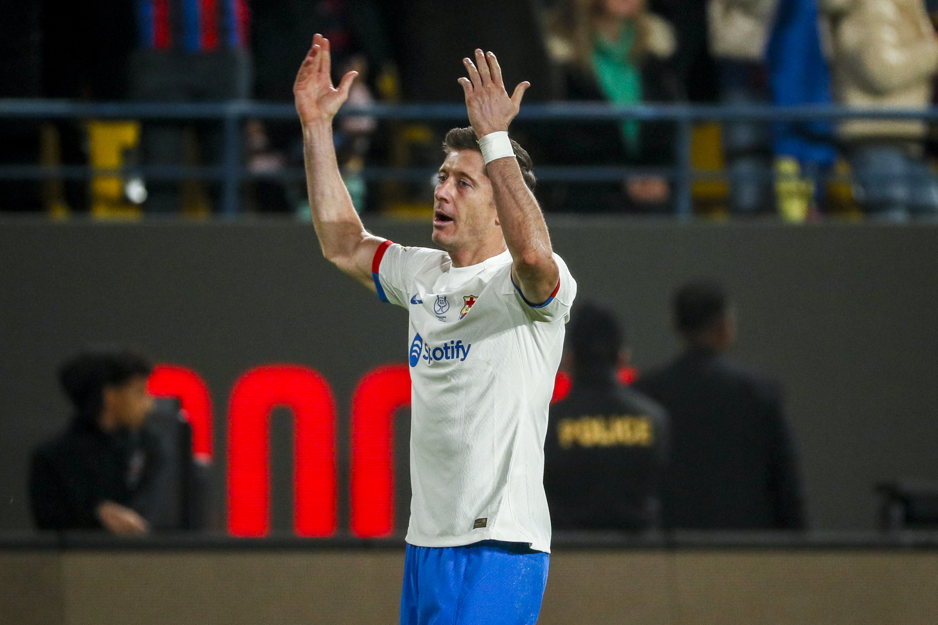 ***VERSIÓN CORREGIDA*** RIAD (ARABIA SAUDÍ), 11/01/2024.- El delantero del Barcelona Robert Lewandowski celebra tras marcar ante Osasuna, durante la segunda semifinal de la Supercopa de España que FC Barcelona y CA Osasuna disputan este jueves en el estadio Al-Awwal Park de Riad, en Arabia Saudí. EFE/Juan Carlos Cárdenas
