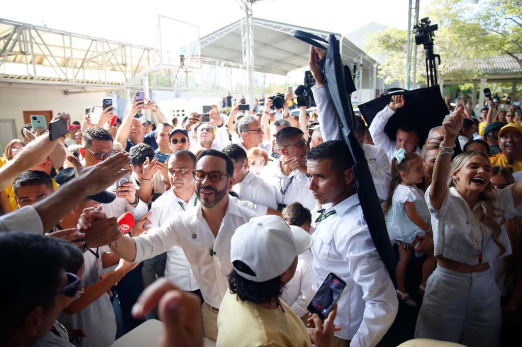 AME7051. BARRANQUILLA (COLOMBIA), 31/05/2026.- El candidato presidencial del movimiento Defensores de la Patria, Abelardo de la Espriella, vota este domingo en Barranquilla (Colombia). De la Espriella, que en las encuestas de intención de voto aparece en segundo lugar, acudió a votar al colegio La Enseñanza rodeado de una nube de guardaespaldas y seguidores que coreaban "sí se puede, sí se puede", y antes de depositar su papeleta levantó los puños en señal de fuerza. EFE/ Ernesto Guzmán Jr.