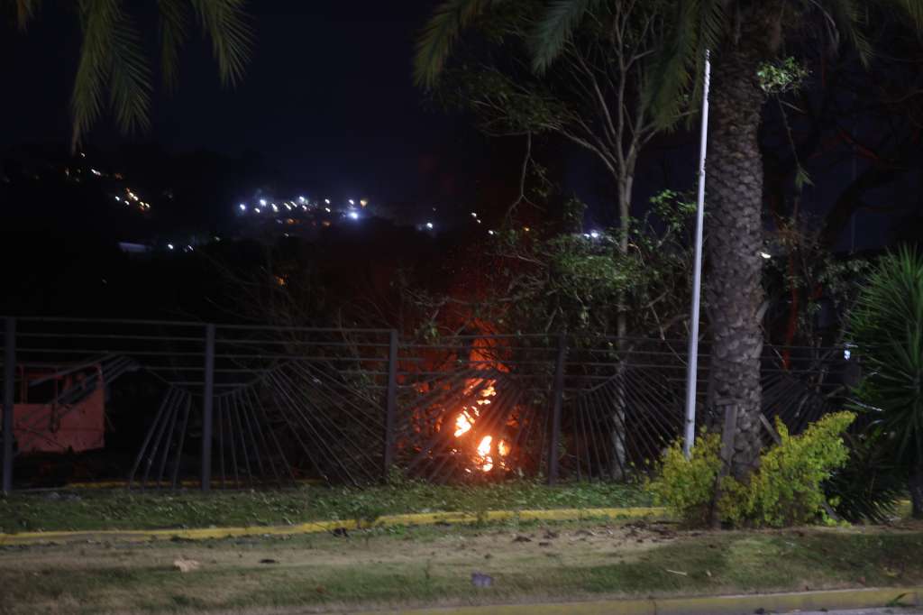 Caracas, 03/01/2026.- Varias detonaciones y explosiones en la madrugada de este sábado en la base militar de La Carlota, en unos momentos en que Venezuela ha denunciado "amenazas" del Gobierno del presidente de Estados Unidos, Donald Trump, por el despliegue militar en el Caribe y las advertencias de ataques terrestres. EFE/Miguel Gutiérrez