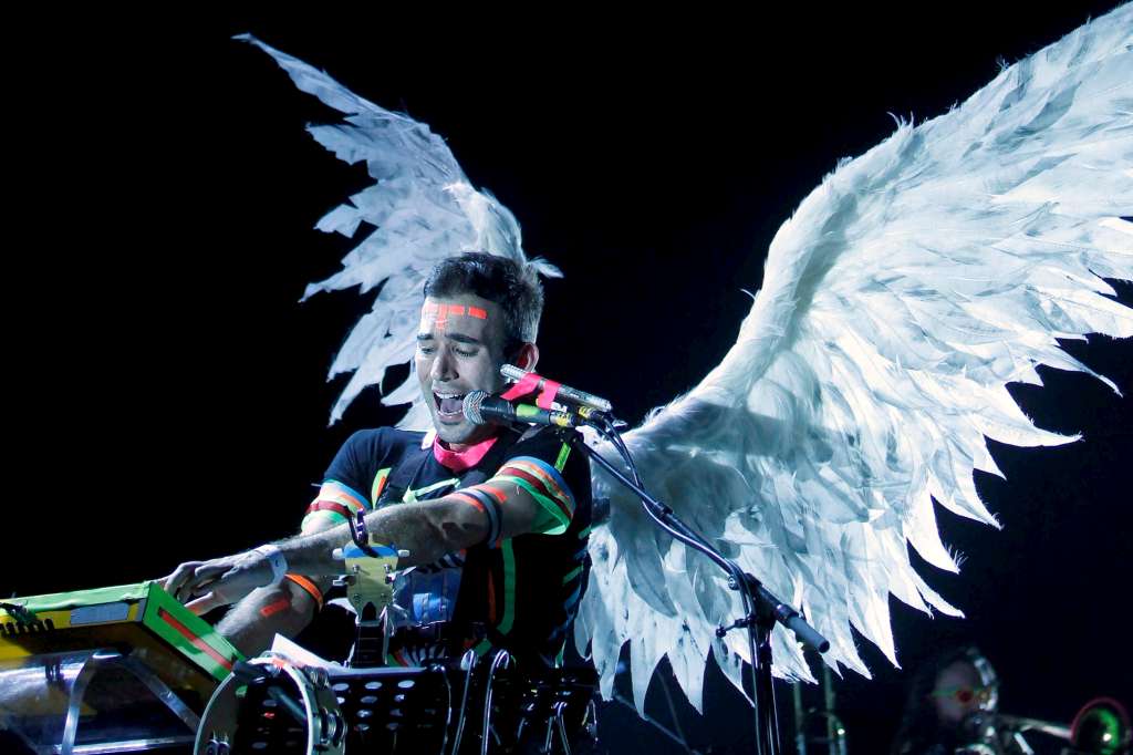 AME1172. BARCELONA (ESPAÑA), 27/05/2011.- Fotografía de archivo fechada el 27 de mayo de 2011 que muestra al músico estadounidense Sufjan Stevens mientras se presenta en concierto durante el festival San Miguel Primavera Sound 2011, en Barcelona (España). Stevens anunció este miércoles que, tras varios días en el hospital, le fue detectado el síndrome de Guillain-Barré, una afección autoinmune que ha afectado su movilidad. EFE/Marta Pérez /ARCHIVO