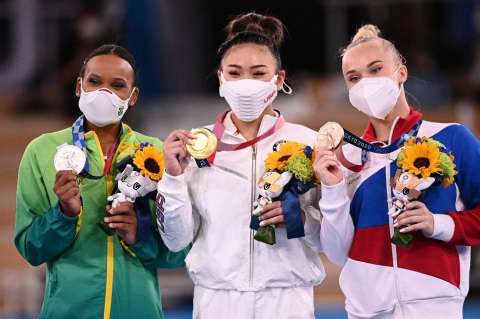 Sunisa Lee tomó la posta de Simone Biles y ganó el concurso general de gimnasia
