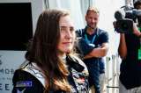 Tatiana Calderón probó un automóvil eléctrico en Arabia Saudita