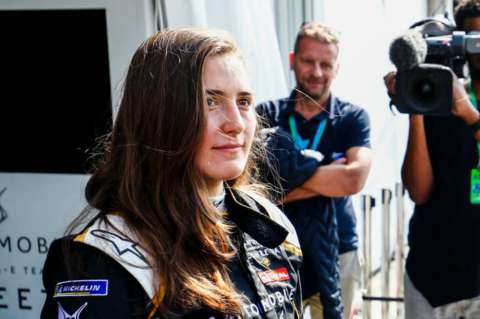 Tatiana Calderón probó un automóvil eléctrico en Arabia Saudita