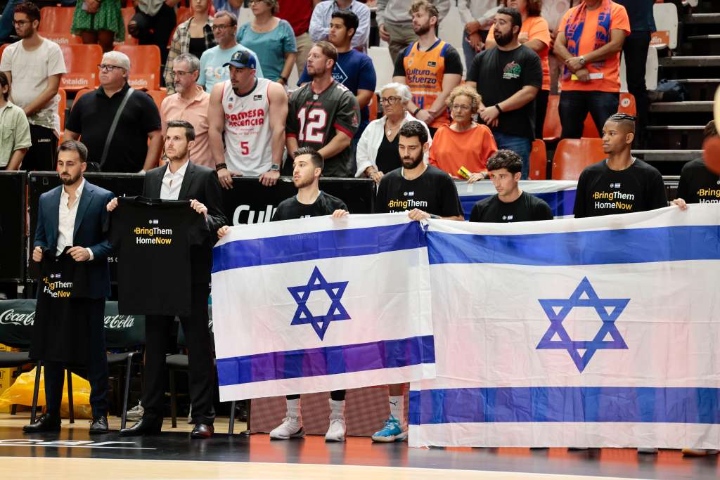 GRAFCVA6368. VALENCIA, 18/10/2023. Los jugadores del Valencia Basket y del Maccabi de Tel Aviv guardan un minuto de silencio antes del encuentro correspondiente a la Euroliga por todas las víctimas del conflicto que se ha desencadenado con Palestina tras los bombardeos posteriores del país hebreo, hoy en el pabellónh de la fuente de San Luis de valencia .EFE/ Ana Escobar