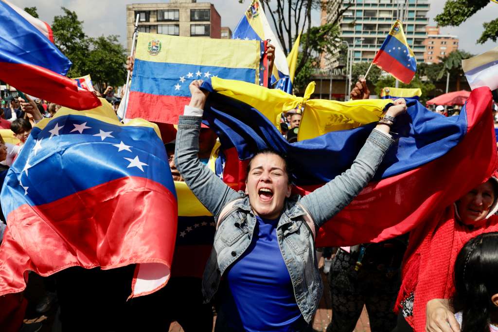 AME9743. BOGOTÁ (COLOMBIA), 09/01/2025.- Venezolanos opositores asisten a una manifestación este jueves, en la Plaza de Lourdes en Bogotá (Colombia). Venezolanos participan en una movilización convocada por la oposición un día antes de la posesión de Nicolás Maduro. EFE/Carlos Ortega