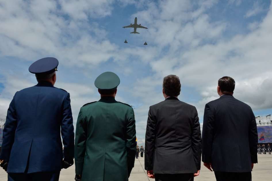 El Presidente Juan Manuel Santos observa la demostración de aeronaves de la Fuerza Aérea Colombia (FAC), durante la ceremonia conmemorativa de los 93 años de la institución que se realizó en Bogotá.