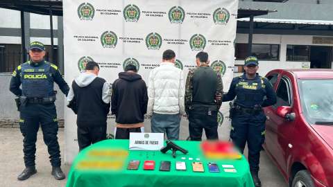 Con uniformes de la empresa, delincuentes robaban tiendas Oxxo en Fontibón