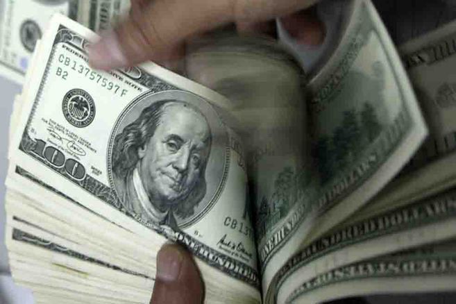 Dólar sube levemente y cierra en $3.865
