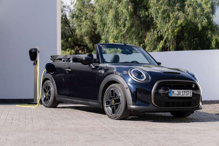 Mini Cooper SE es el primer carro eléctrico y convertible en el mercado.