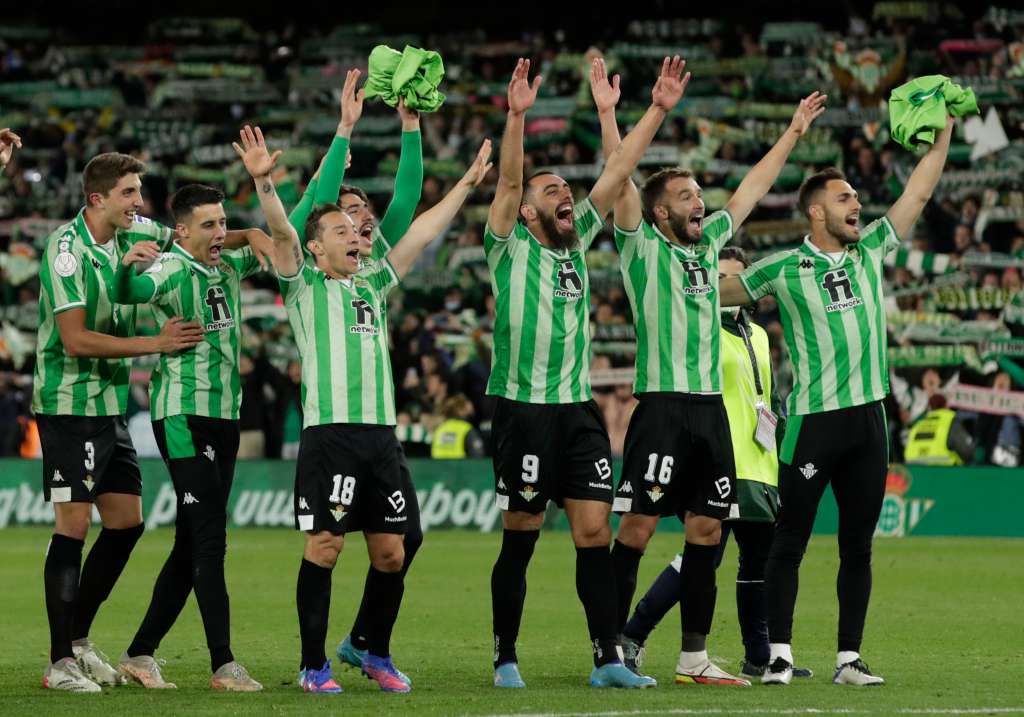 SEVILLA 03/03/2022.- Los jugadores del Real Betis celebran el pase a la final de Copa tras el partido de vuelta de semifinales de la Copa del Rey que Real Betis y Rayo Vallecano jugaron este jueves en el estadio Benito Villamarín, en Sevilla. EFE/Julio Muñoz