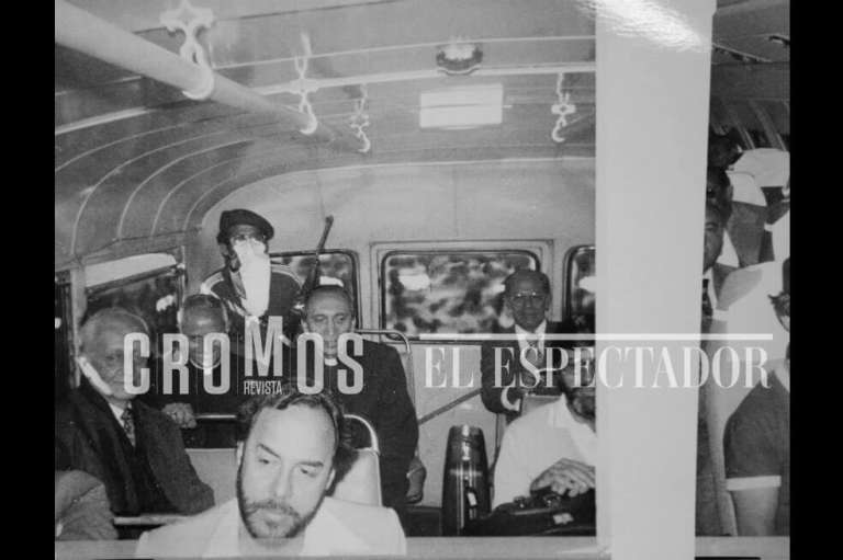 Rehenes y guerrilleros salieron de la Embajada en buses con rumbo al aeropuerto El Dorado, donde tomaron un vuelo a Cuba.