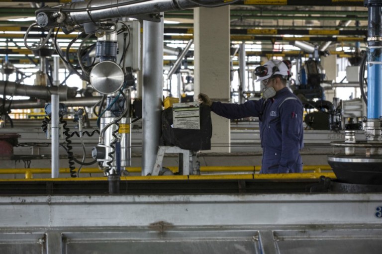 Petroleras, tocando fondo y en modo supervivencia